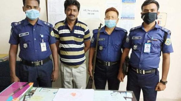 বরিশালে ৬ মামলার আসামি ইয়াবাসহ আটক