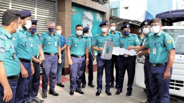 বরিশাল কোতয়ালী মডেল থানায় ০৩ টি নতুন গাড়ি হস্তান্তর করা হয়