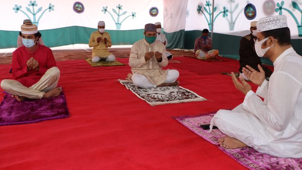 ঈদের জামাত শেষে প্রাণঘাতী করোনা ভাইরাসের ছোবল থেকে বিশ্বের মুক্তি কামনায় প্রার্থনা