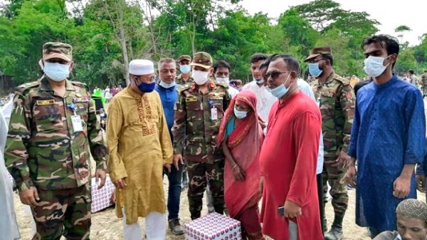 পটুয়াখালীতে সেনাবাহিনীর ঈদসামগ্রী বিতরন
