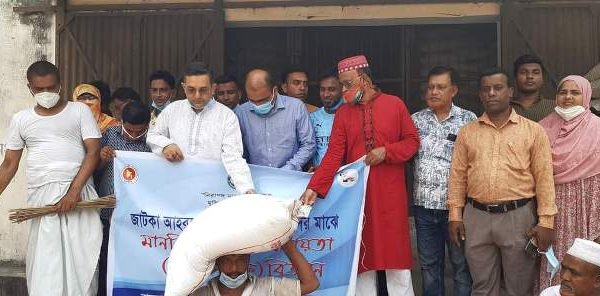 বেতাগীতে দুই শতাধিক জেলেদের মাঝে ভিজিএফের চাল বিতরণ