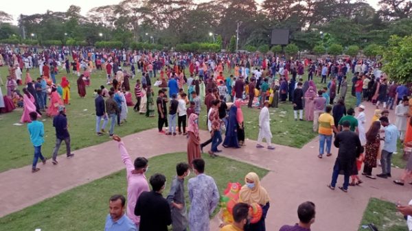 বরিশালে বিনোদন কেন্দ্রে গুলোতে মানুষের ঢল