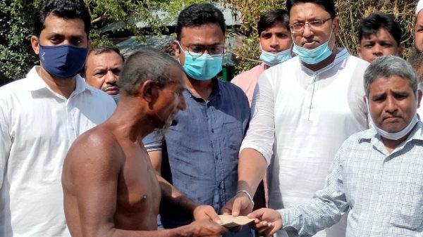 বরিশালে অগ্নিকান্ডে ক্ষতিগ্রস্থ পরিবারকে অর্থ সহায়তা