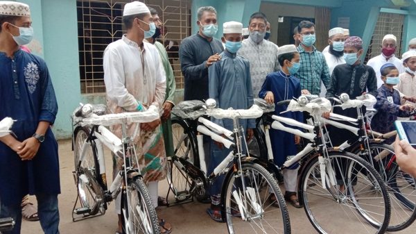 তজুমদ্দিনে নামাজ পড়ে সাইকেল পেল ১২ কিশোর