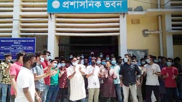 বি এম কলেজে শিক্ষার্থীদের আন্দোলনে যোগদান করতে পারেননি উপাধ্যক্ষ
