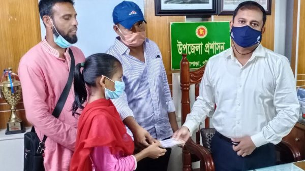 কলাপাড়ায় অসহায় শিশু রুবিনাকে অর্থ সহায়তা প্রদাণ