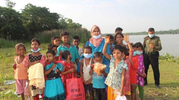 কাউখালীর আবাসনে বঞ্চিত শিশুদের জন্য ঈদ পোশাক দিলেন ইউএনও