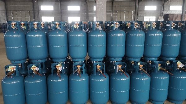 সরকারের নির্ধারিত মূল্যের চেয়ে বেশি দামে বিক্রি গ্যাস (এলপিজি)