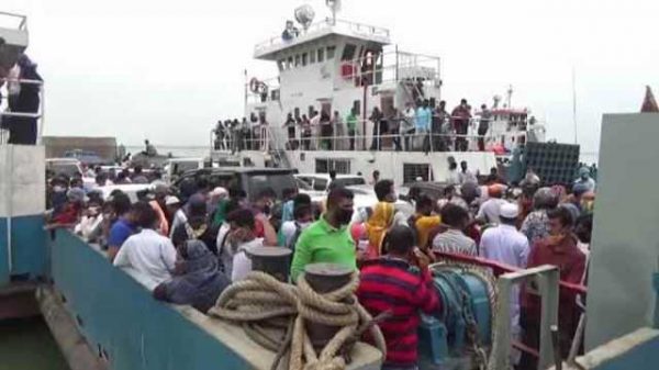 ফেরিঘাটে ঘরমুখো মানুষের উপচে পড়া ভিড়