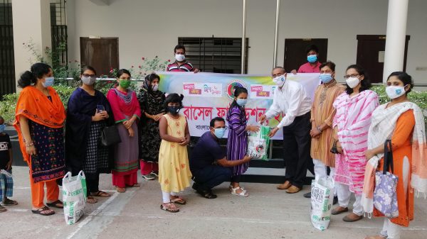 বরিশালে অসহায় পরিবারের শিশুদের ঈদ উপহার দিলো শেখ রাসেল ফাউন্ডেশন