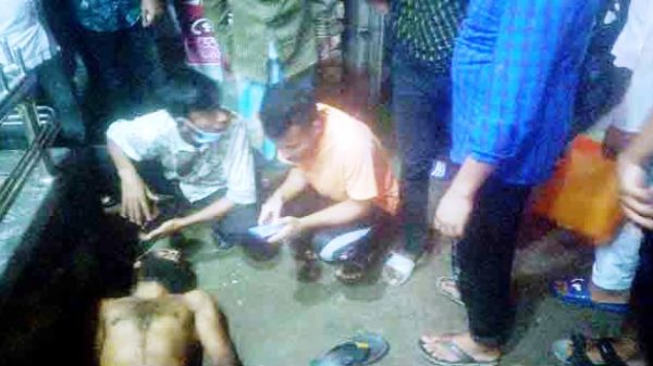 বরিশালে এক রিকশাচালকে এলোপাতাড়ি কুপিয়েছে দুর্বৃত্তরা