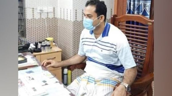 লুঙ্গি পরে অফিস করলেন ওসি