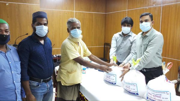 করোনায় ক্ষতিগ্রস্তদের মাঝে প্রধানমন্ত্রীর শুভেচ্ছা সামগ্রী বিতরণ