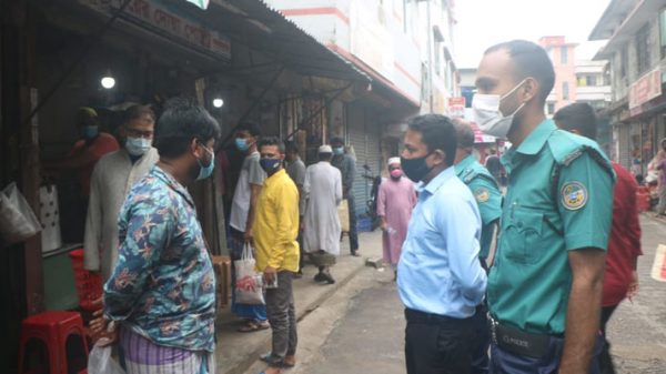 ব‌রিশা‌লে লকডাউনের দ্বিতীয় দি‌নে ১১ জনকে জরিমানা