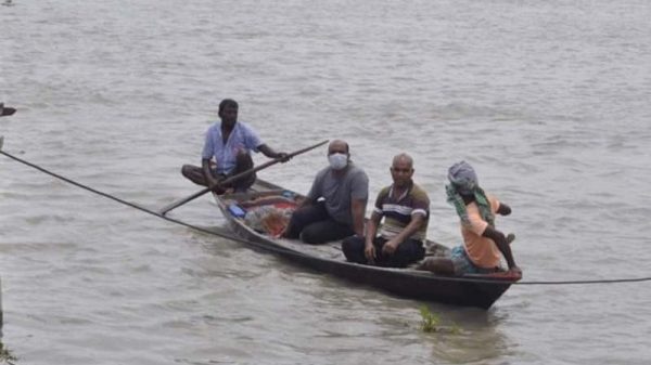 বেলতলা ঘাটে ঝুঁকি নিয়ে নদী পারাপার হচ্ছে নৌকায় !
