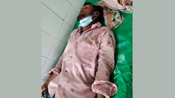 চরমোনাইতে একজনকে কুপিয়ে জখম