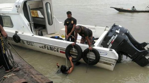 বরিশালে পল্টুন থেকে পড়ে ব্যবসায়ী নিখোঁজ