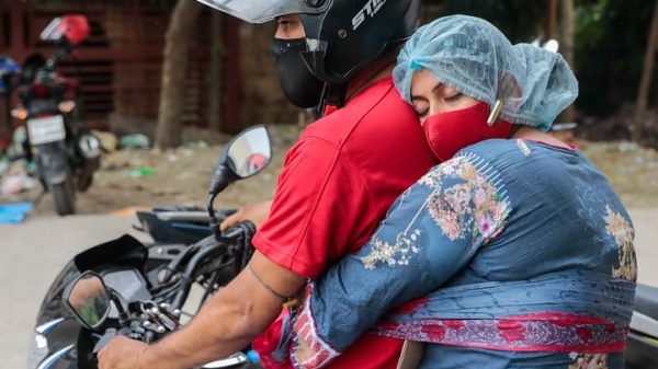 করোনায় আক্রান্ত স্ত্রীকে পিঠে বেঁধে হাসপাতালের খোঁজে স্বামী