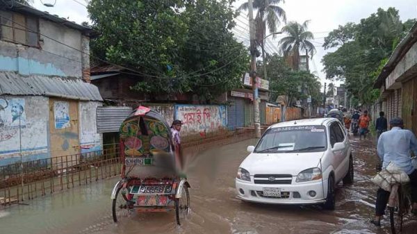 বরিশালে বিভিন্ন এলাকা পানির নিচে