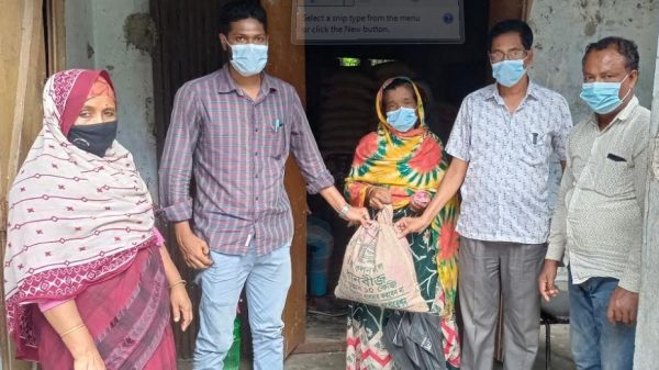 বাবুগঞ্জে খাদ্য সহায়তা পাচ্ছে ৩৫০ পরিবার