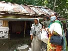 ঝালকাঠিতে বিধবার ঘরে খাদ্র সামগ্রী নিয়ে ইউএনও সাবেকুন্নাহা