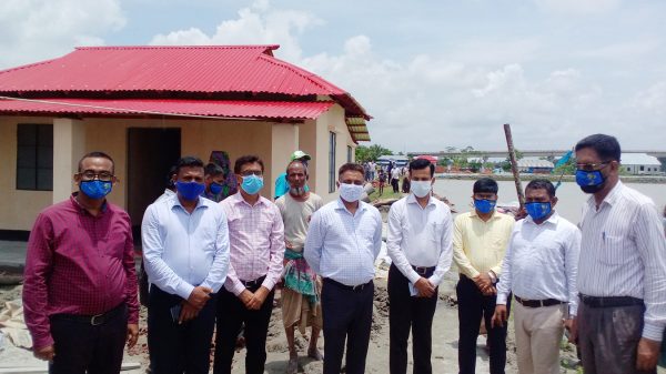 গলাচিপায় প্রধানমন্ত্রীর উপহারের ঘর পরিদর্শনে জেলা প্রশাসক