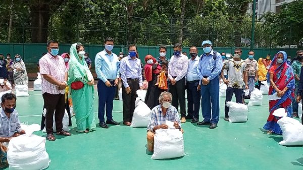 বরিশালে ত্রাণ নিয়ে অসহায় ও দুস্থদের পাশে বিভাগীয় কমিশনার