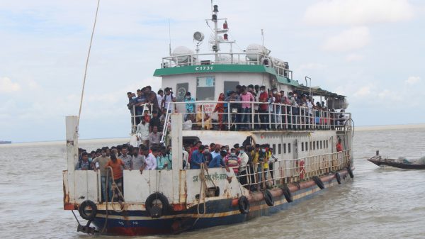 ইলিশাঘাটে ঈদে ঘরমুখো যাত্রীদের উপচে পড়া ভিড়