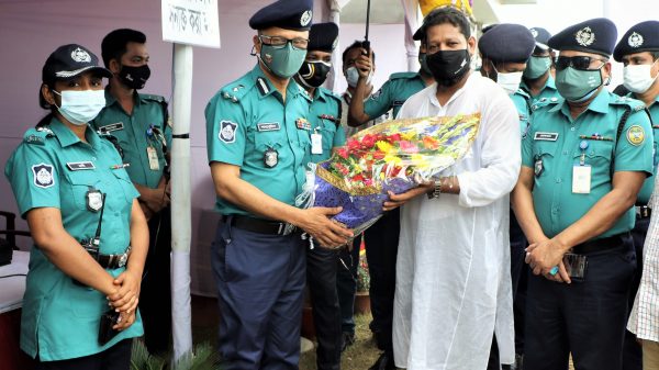 কুরবানী পশুর হাট পরিদর্শন করলেন বিএমপি কমিশনার। 