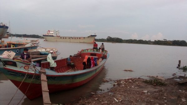 দপদপিয়া খেয়াঘাটে ভাড়া নিয়ে নৈরাজ্যের অভিযোগ!