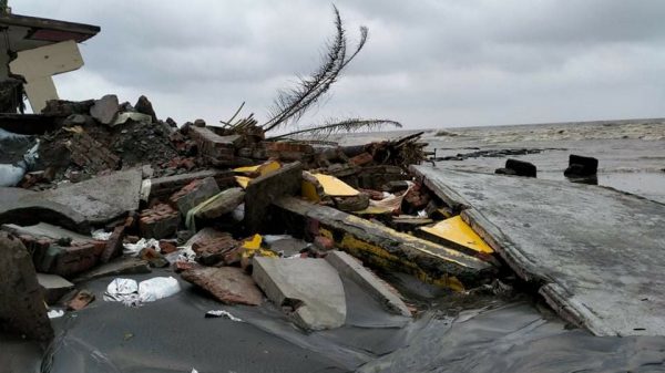 সমুদ্রের গ্রাসে বিলীন হচ্ছে কুয়াকাটা সৈকত