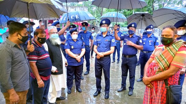 ঝালকাঠিতে কোরবানীর হাট পরিদর্শন করলেন রেঞ্জ ডিআইজি