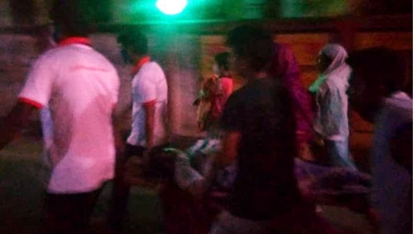 পিরোজপুরে অ্যাম্বুলেন্স না পেয়ে রোগীকে তক্তায় নেওয়া হলো হাসপাতালে