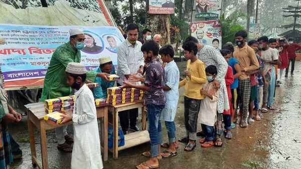 পিরোজপুরে পথশিশুদের মাঝে খাবার বিতরণ