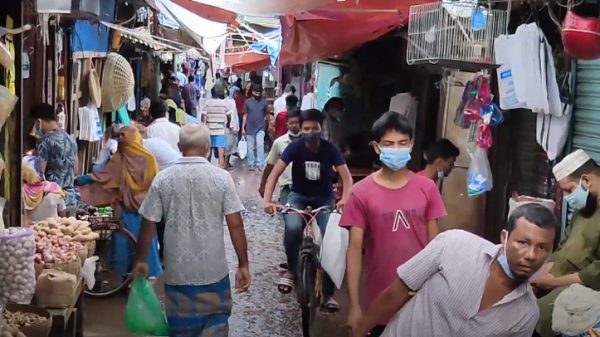 পিরোজপুরের বাজারসহ বিভিন্ন স্থানে চলছে ঢিলেঢালা লকডাউন