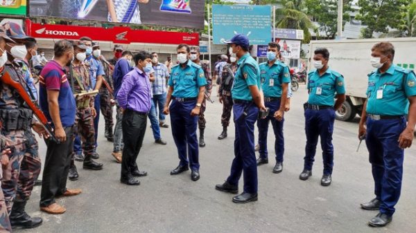 বরিশালে লকডাউন বাস্তবায়নে বিএমপি পুলিশের কঠোর নজরদারী