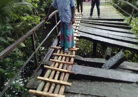 আগৈলঝাড়ায় ব্রীজের উপর ঝুঁকিপূর্ন বাঁশের সাকো