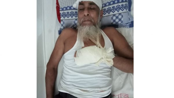 বরিশালে বৃদ্ধাকে কুপিয়ে জখম