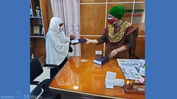 নলছিটিতে পবিত্র কোরআন শরীফ উপহার দিলেন ইউএনও