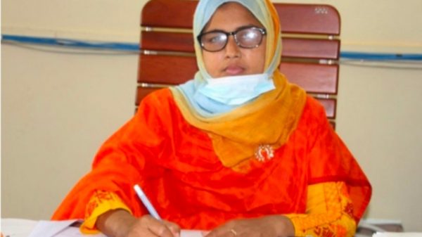 কাউখালীতে করোনায় মারা যাওয়া নারীর গোসল করালেন ইউএনও