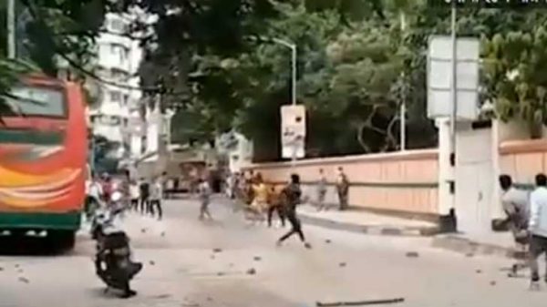 থানার সামনে স্বেচ্ছাসেবক লীগের দু’গ্রুপের সংঘর্ষ