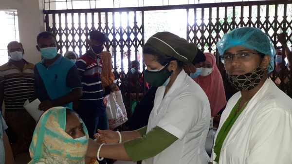 কলাপাড়া হাসপাতালে করোনা টীকা নিতে মানুষের ব্যাপক ভীড়