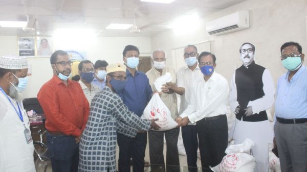 বরিশালে গণমাধ্যম কর্মীদের মাঝে প্রধানমন্ত্রীর শুভেচ্ছা সামগ্রী বিতরণ