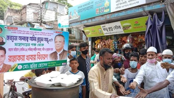 ঝালকাঠিতে অসহায় ও দরিদ্রদের মাঝে রান্নাকরা খাবার বিতরণ