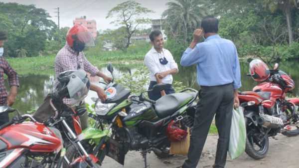 বরিশাল সিটি করপোরেশনের স্টিকার লাগিয়ে যাত্রী পরিবহণ