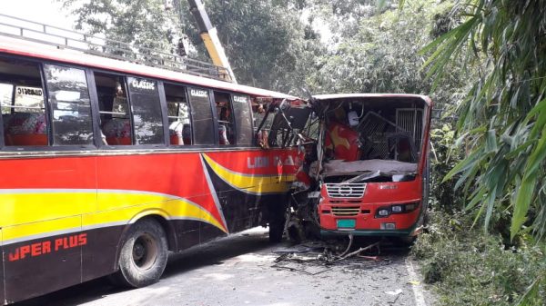 বরিশাল-ঢাকা মহাসড়কে ভয়াবহ সড়ক দূর্ঘটনায় আহত-১৩