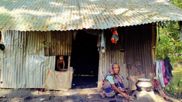 বাকেরগঞ্জে একটি ঘরের আশায় ভিক্ষুক রাজিয়া
