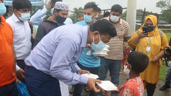 বরিশালে সুবিধা বঞ্চিত শিশুদের মাঝে খাবার বিতরন