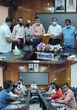 ঝালকাঠিতে ১৭ সাংবাদিককে প্রনোদনার চেক বিতরণ