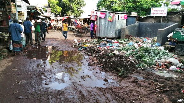 বরিশাল নৌ বন্দরের প্রবেশ পথ যেন ময়লার ভাগাড়